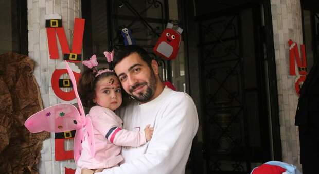 Pietro Turi insieme a una bambina siriana