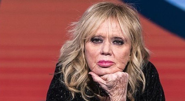 Rita Pavone contro Beppe Grillo: «Niente voto per gli anziani? Stia in poltrona con il plaid»