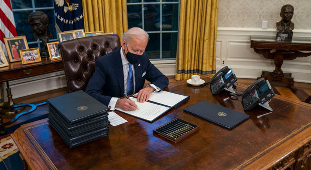 Joe Biden, dallo Studio Ovale scompare il pulsante rosso di Trump: ecco a cosa serviva