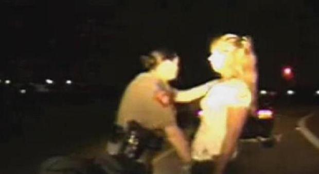 Poliziotta molesta sessualmente automobilista, incastrata dal video