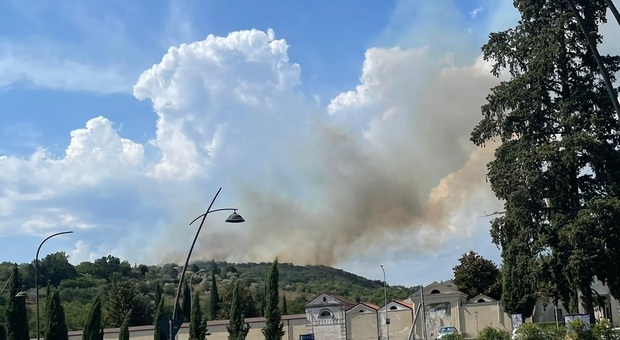 Frosinone, serata di fuoco ad Arce: le fiamme minacciano alcune abitazioni
