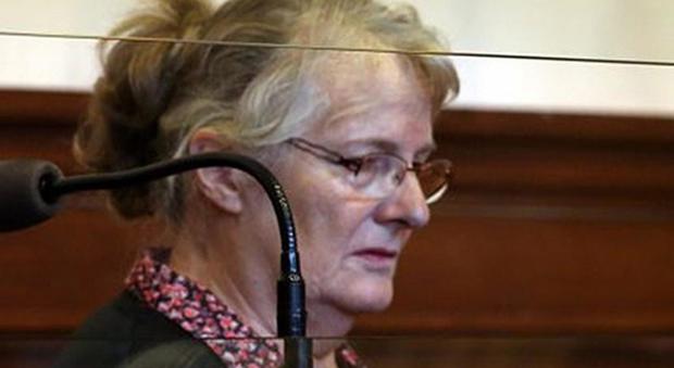 Francia, uccise il marito dopo 47 anni di abusi: in 400mila chiedono la grazia per Jacqueline Sauvage