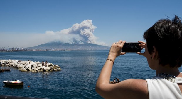 Il rogo che sfregia il Vesuvio: «Dietro c'è la criminalità»