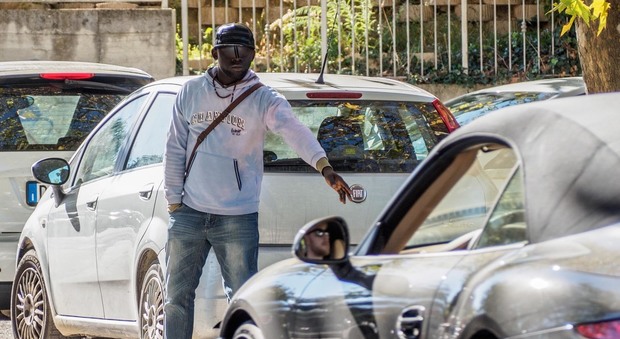 Roma, blitz contro i parcheggiatori abusivi: «Espulsi da 18 zone»