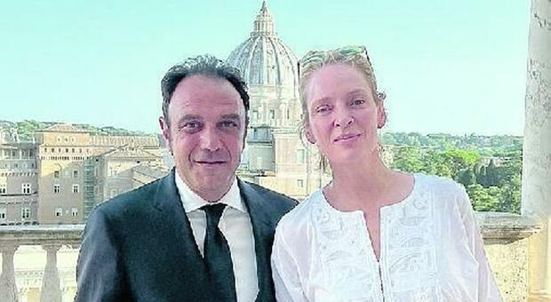 Uma Thurman a Roma con la figlia cerca casa nella Capitale (e intanto fa la turista ai Musei Vaticani)