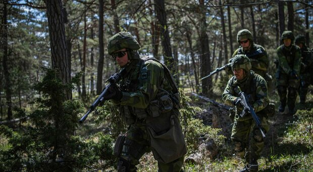 Finlandia e Svezia nella Nato: un milione di uomini in più e una barriera a Nord con caccia e sottomarini
