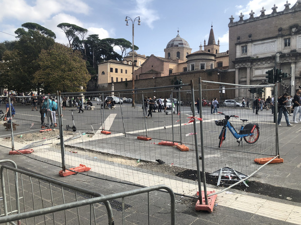 Roma, caos a piazzale Flaminio: niente corse per il tram 2 e «bus sostitutivi insufficienti». Ira dei pendolari
