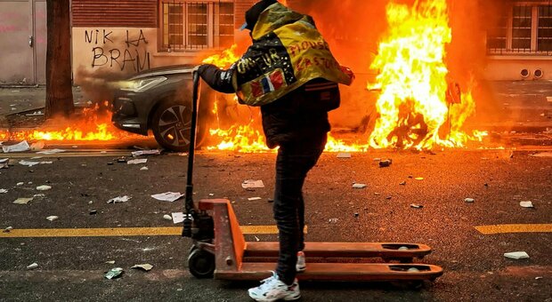 Parigi, guerriglia in strada per la legge sicurezza: 22 fermati, vetrine rotte e cassonetti incendiati