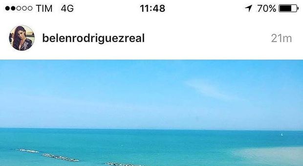 Belen twitta da Pesaro foto del mare color smeraldo