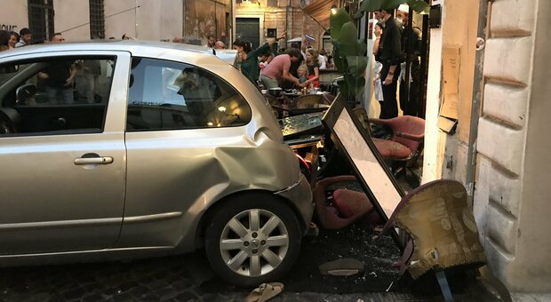 Roma, auto impazzita in piazza delle Coppelle: travolti tavolini di un ristorante, un bambino tra i feriti
