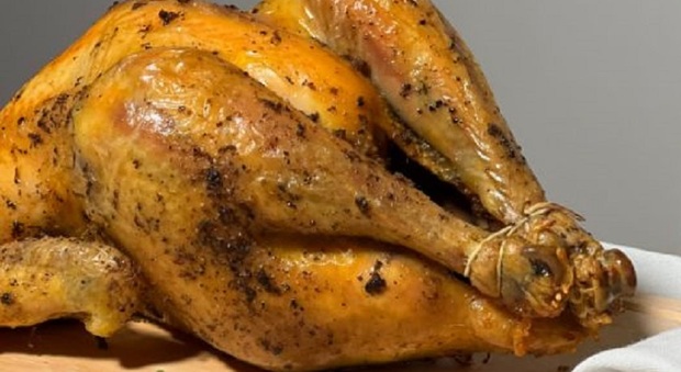 Pollo arrosto, mangiarlo con le mani raddoppia il gusto: dallo IED uno strumento per farlo senza sporcarsi