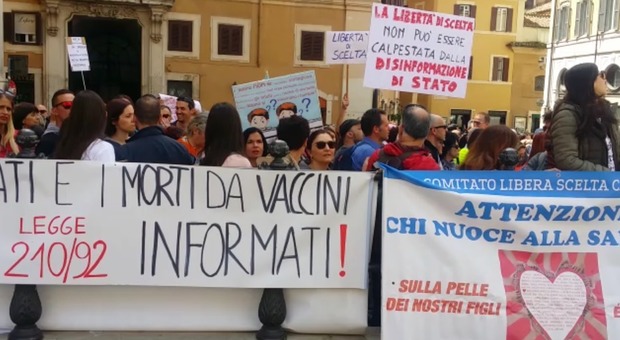 No-vax, protesta davanti alla Camera: «No all'obbligo, sì alle  raccomandazioni»
