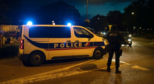 Francia, urla «Allah akbar» e decapita un insegnante: ucciso l'aggressore. Indaga l'antiterrorismo