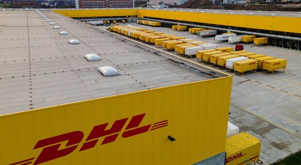 DHL, maxi sequestro per oltre 20mln di euro: «Sfruttamento dei lavoratori e frode fiscale»