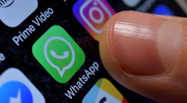 WhatsApp, nuovo limite per il coronavirus: da oggi inoltro messaggi a una sola chat alla volta