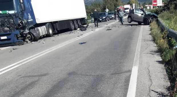 Cassino, frontale sulla Superstrada tra un'auto e tir: un ferito e traffico in tilt