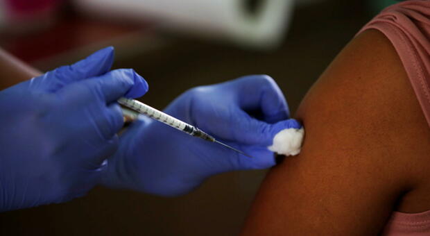 Vaccino, ritardare seconda dose di Pfizer o Moderna può salvare vite: i risultati dello studio americano