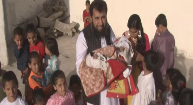 Medico pakistano con 60 figli e tre mogli: «Ora cerco la quarta, voglio altri bambini»