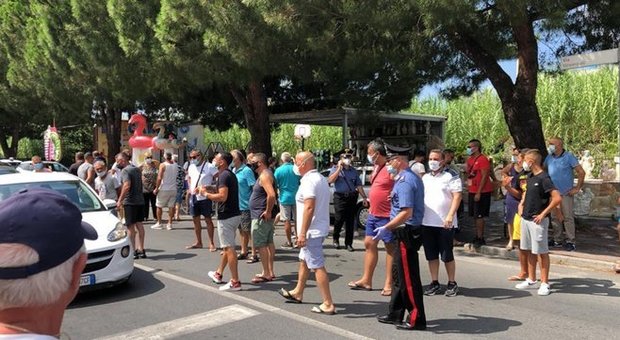 Cagliari, migranti fuggono da quarantena e rubano in un bar: uno arrestato, caccia al complice