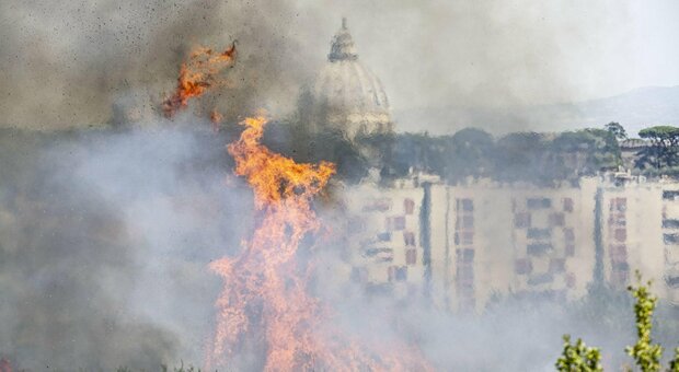 Incendi a Roma, svolta della Procura: ora si indaga sui piromani. Via ai rilievi della Forestale