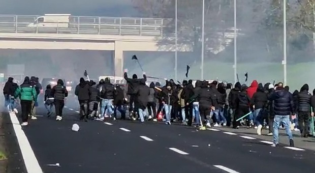 Trasferte vietate ai tifosi di Roma e Napoli per due mesi: stop dopo gli scontri sull'A1
