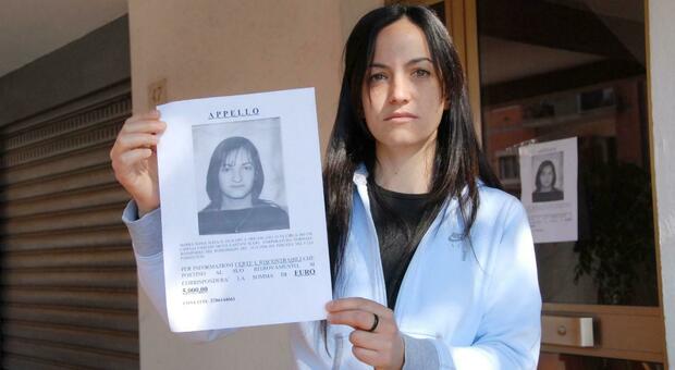 Anna Marra con il volantino per Sonia scomparsa nel 2006 a Perugia