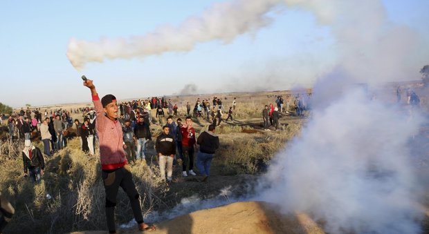 Gerusalemme, palestinesi in rivolta: 4 morti e 750 feriti. All'Onu anche l'Italia dice no. Appello di Trump alla calma