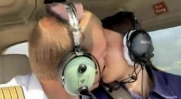 Sesso con l'allieva nella cabina di pilotaggio, pilota russo licenziato per video hard