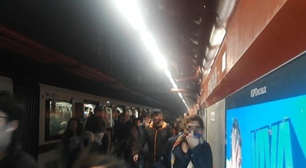 Metro Spagna a Roma, riapre la fermata dopo la chiusura per fumo dai freni di un treno