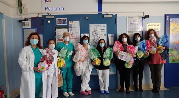 L'associazione L'Abbraccio dei prematuri consegna uova di Pasqua ai bambini in ospedale