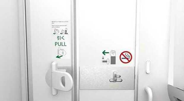 Voli di linea: la porta della toilette si apre senza dover usare le mani: l’idea dei giapponesi di Ana