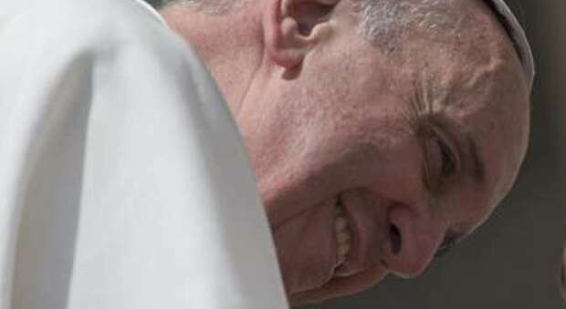 Papa Francesco «prega» per i gay e tutte le persone LGBT, lettera al gesuita Martin