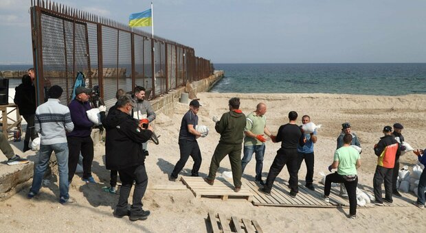 Ucraina, in trincea a Odessa sfidando le navi russe: «Sbarcate siamo qui»