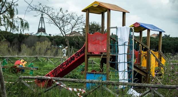 Roma, 45enne trovato morto impiccato ai giochi dei bimbi nel parco del Pineto