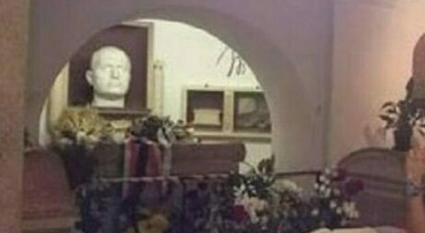 Mussolini, lite sulla cripta di Predappio: pronipoti la aprono, chiamati i carabinieri