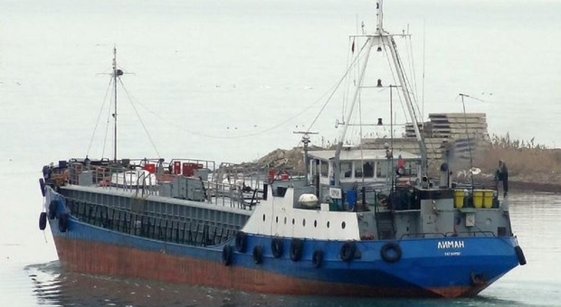 Petroliera russa sequestrata dalla Grecia: a bordo della Pegas 19 marinai, scorte di cibo per un mese