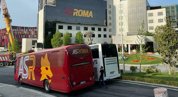 Roma-Feyenoord, Tirana è pronta a ospitare la finale: lo stadio, il corteo e l'hotel giallorosso. Tutto quello che c'è da sapere