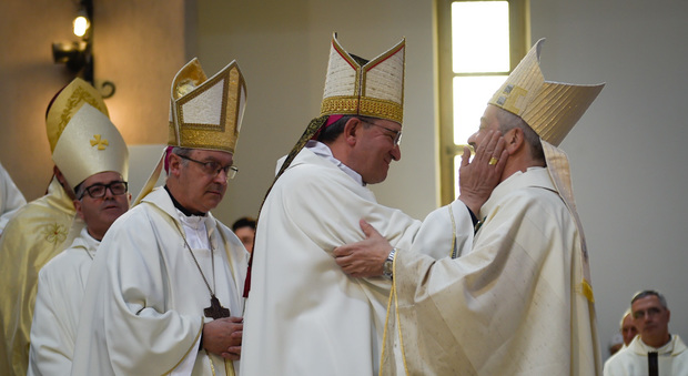 Monsignor Checchinato (a destra) abbracciato da monsignor Petrocchi