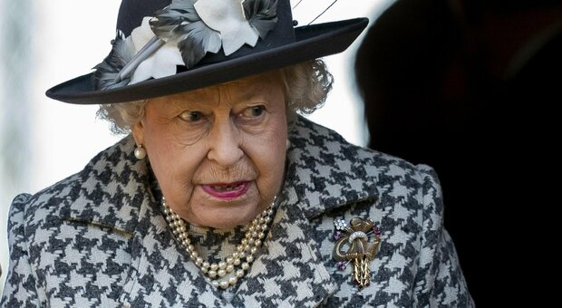 La regina Elisabetta annulla gli impegni pubblici.«Troppo orgogliosa per farsi vedere sulla sedia a rotelle»