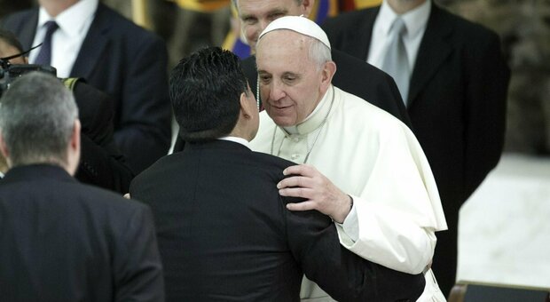 Maradona, Papa Francesco: quegli abbracci con «el mi amigo», insieme per aiutare i poveri