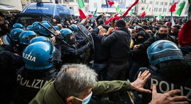 Roma, tafferugli tra polizia e manifestanti al sit-in "No lockdown" a Campo de' Fiori