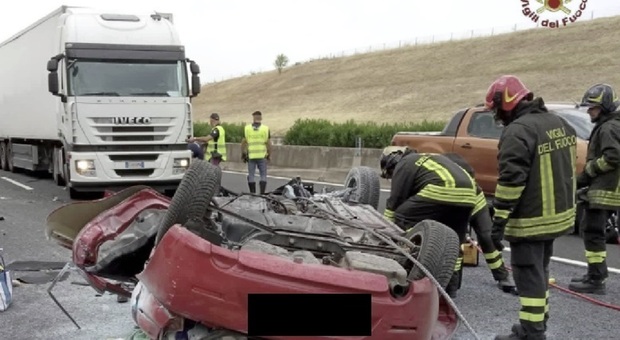 Incidente A1 a Guidonia, auto contro camion: morti marito e moglie. Autostrada bloccata direzione Napoli