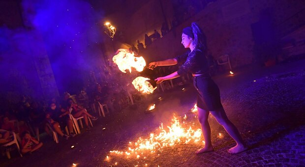 I giochi di fuoco di Piccola grande Aurora a piazza Bartoli durante l'ultima edizione di TolfArte (Foto GIOBBI)