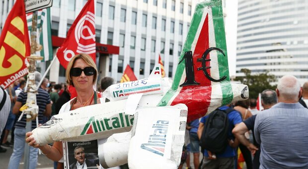 Alitalia, odissea passeggeri: «Bagagli restano a terra». La vertenza dei dipendenti trasforma i viaggi in incubo