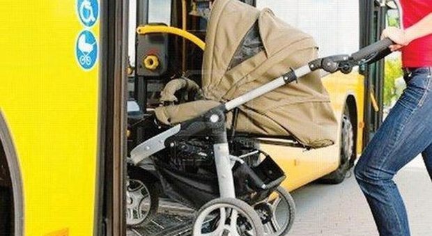 Le vietano di salire sul bus con il passeggino, mamma nigeriana aggredisce l'autista