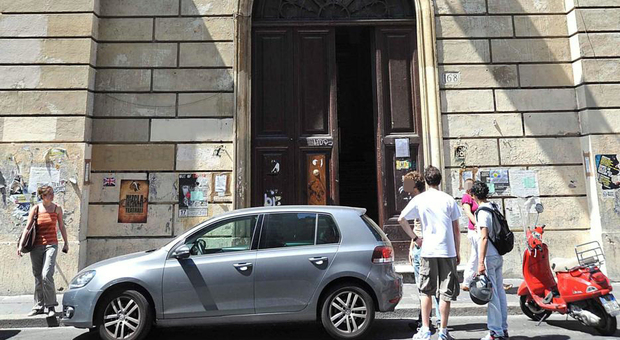 Liceo Tasso a Roma, cede una trave di ferro del soffitto: colpite 3 alunne. Protestano gli studenti