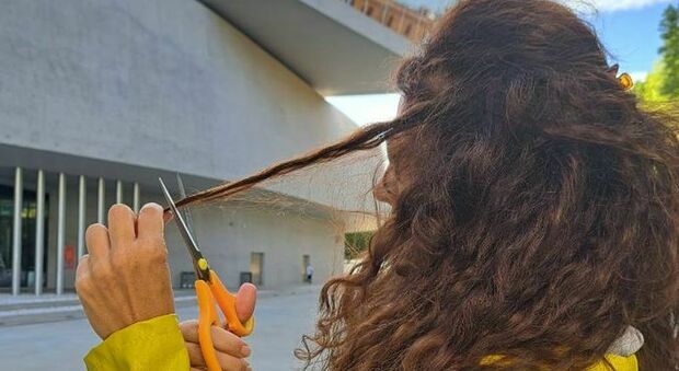 Roma, professore taglia ciocca di capelli in classe a una studentessa: avviato procedimento disciplinare. Il sindaco Gualtieri: «Bullizzazione inaccettabile»