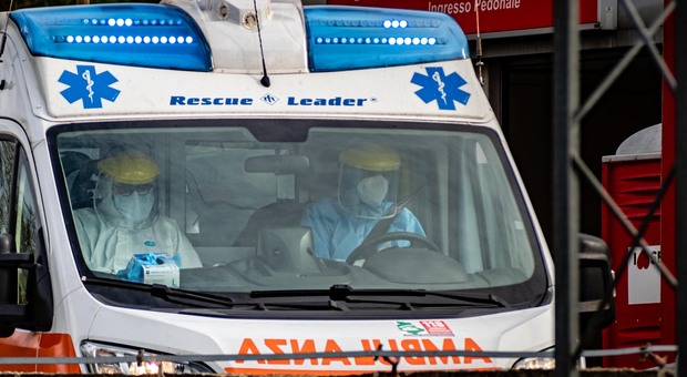 Perugia, ospedale sotto pressione per ricoveri Covid e influenza: letti con il contagocce