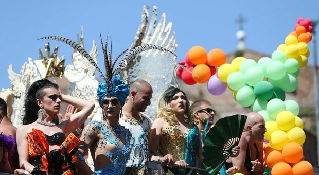 Oggi il Lazio Pride, appuntamento alle 16 in piazza Mazzini. La città divisa dalle polemiche
