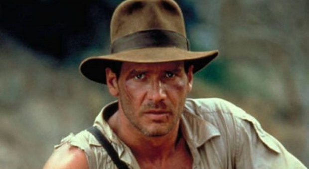 Harrison Ford indossa il celebre cappello di Indiana Jones